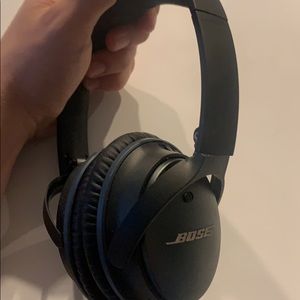 Bose headphones. Not cordless.